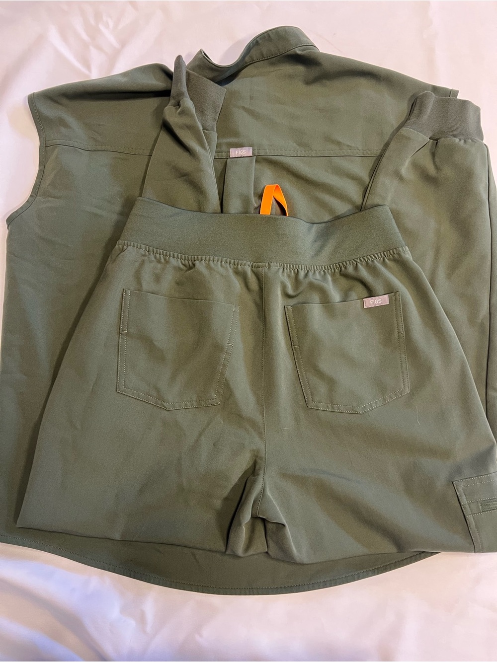 Figs scrub set in olive - Picture 5 of 5